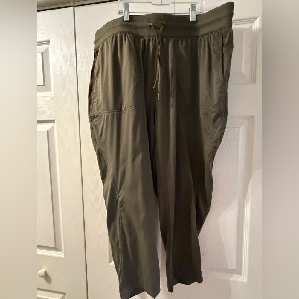 NWT The North Face Women’s New Taupe Green Capri Pants Size XXL